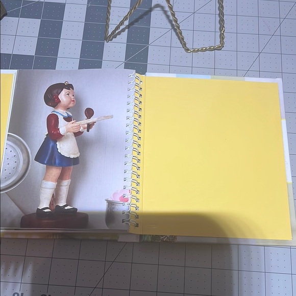 Delish Cupcakes by Color Book - Picture 5 of 8